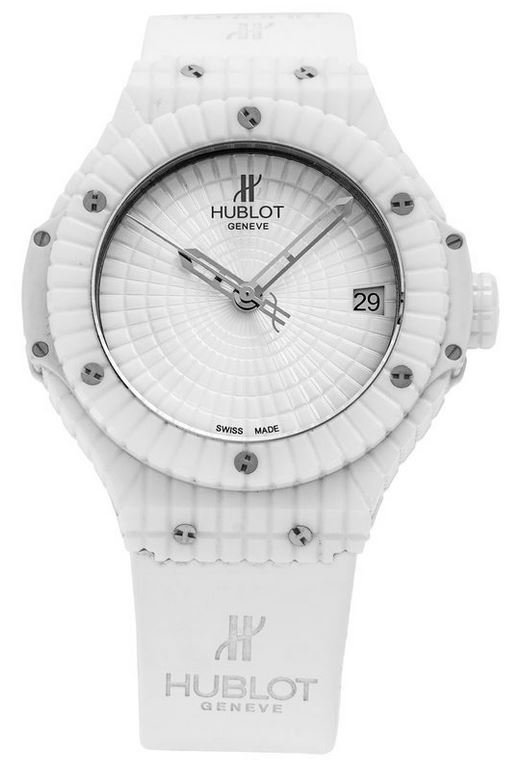 Hublot Big Bang Caviar watch entirely white with a ceramic case of 41mm in diameter and a rubber strap