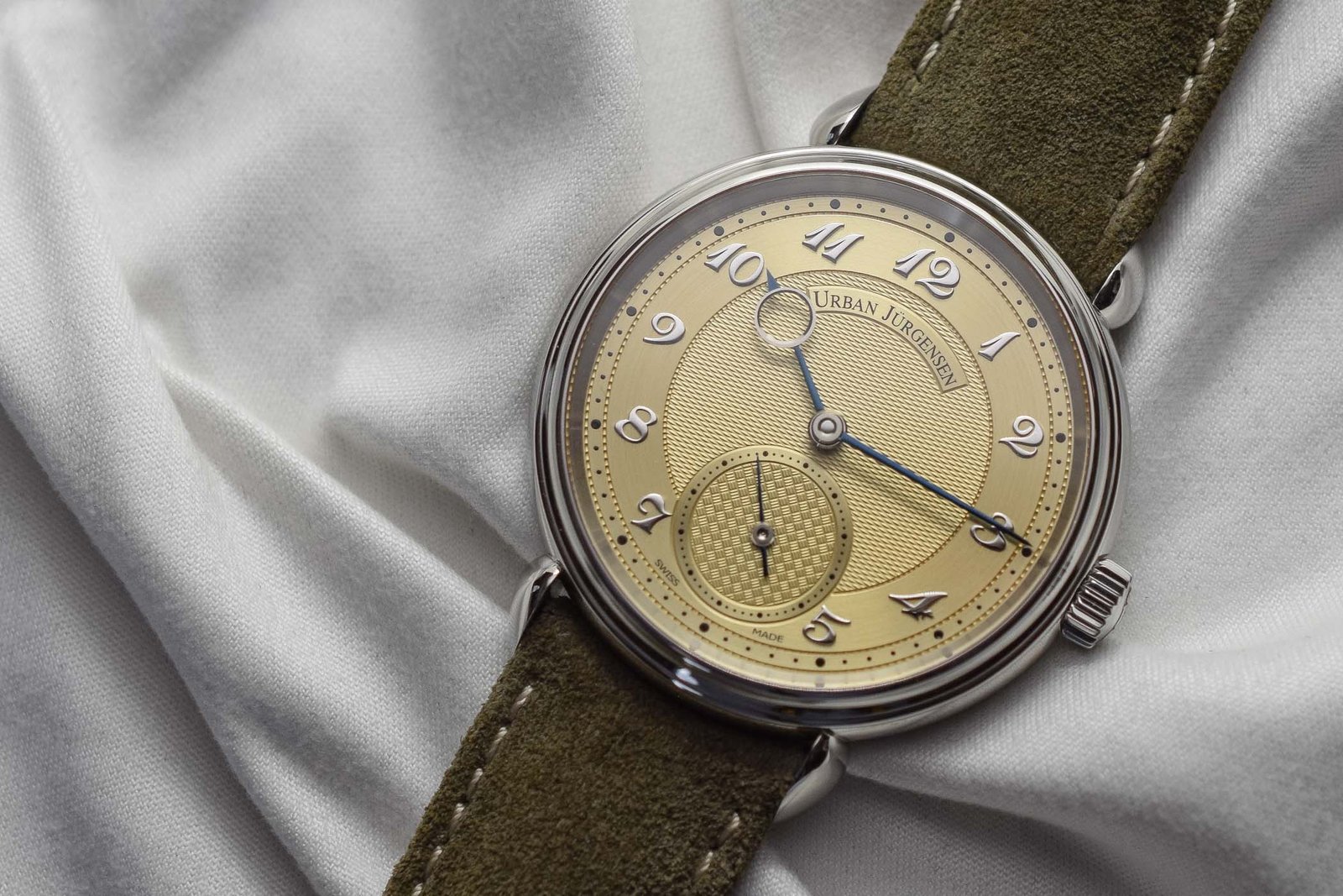 The Trendy Appeal of Champagne Dial Watches