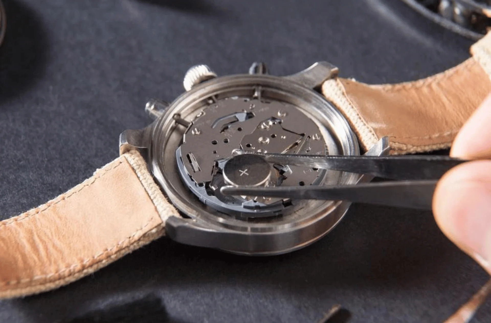 How to Select the Perfect Batteries for Your Quartz Watches (Compatibility, Brands, and Lifespan) 2 change watch batteries