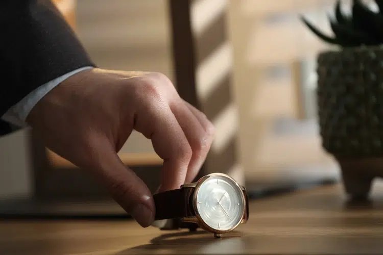 Your Guide to Choosing Your First Mechanical Watch: Key Insights Before You Begin... 4 mechanical watch stops if not worn