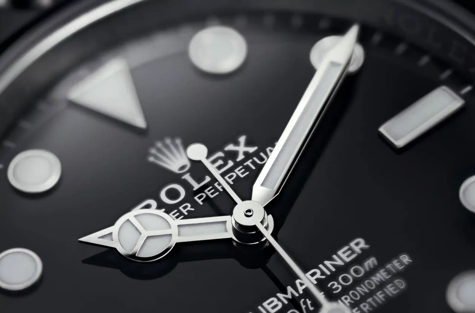 Why Military Watches Lack a Date Feature 2 What looks like military watches have no date